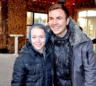 Mario Götze with a child of the Anton Schrobenhauser Foundation